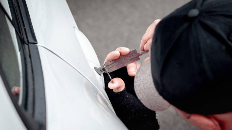 How do I choose a car locksmith
