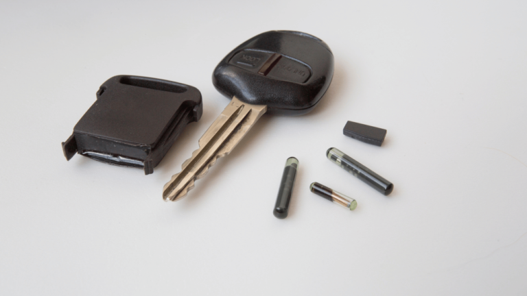 What is the difference between a transponder key and a chip key